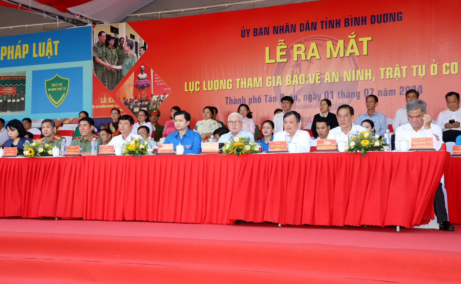 Lãnh đạo một số cơ quan Trung ương, lãnh đạo tỉnh Bình Dương và TP. Tân Uyên tham dự lễ ra mắt.